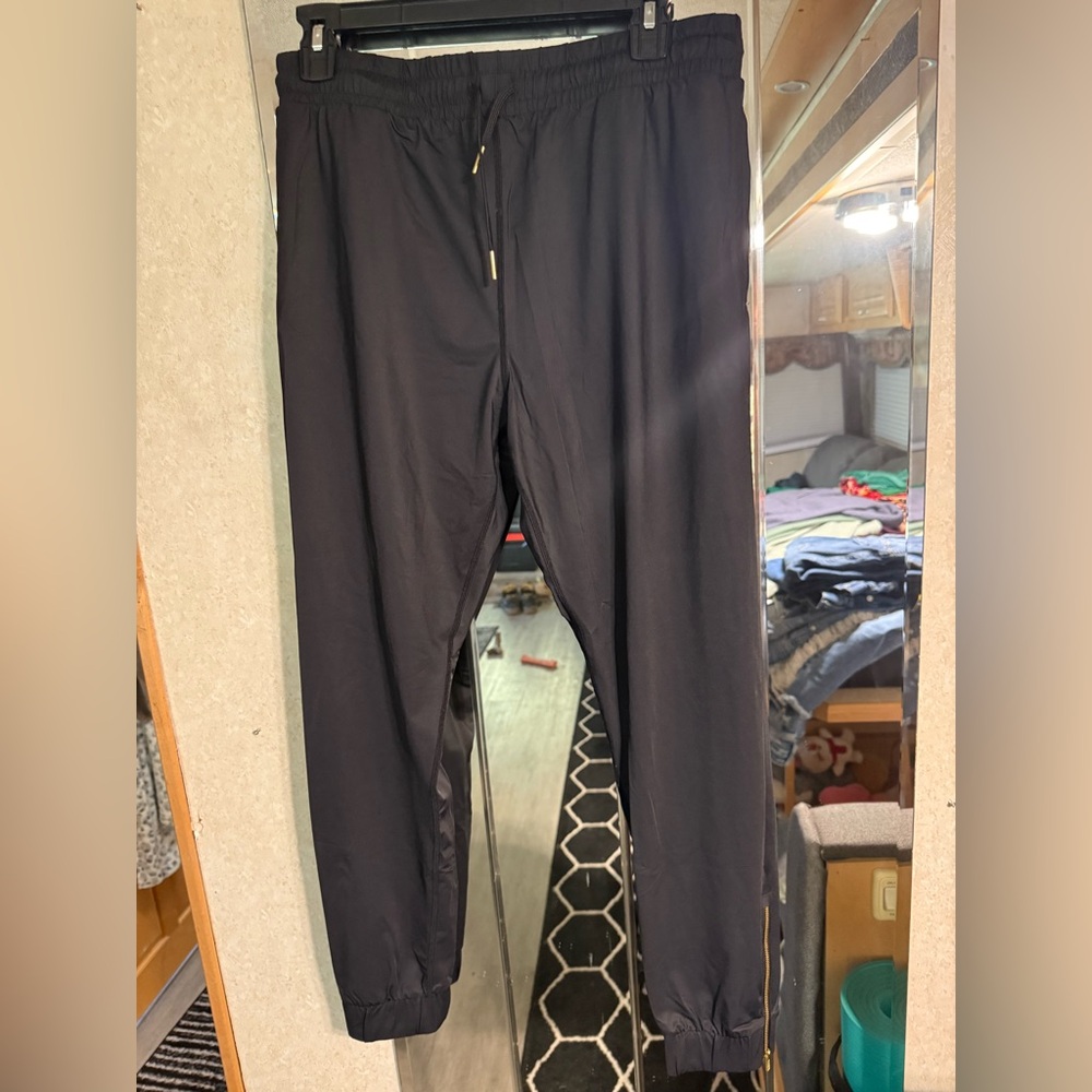 Zyia Women’s Black Everywhere Zipper Joggers Size medium